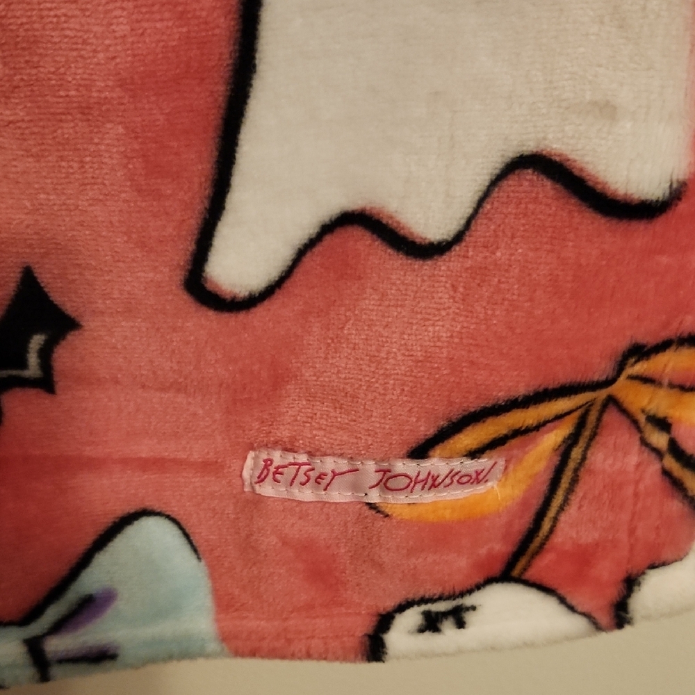 Betsey Johnson Pink Plush Blanket with Skulls and Bows NWT - Picture 4 of 7
